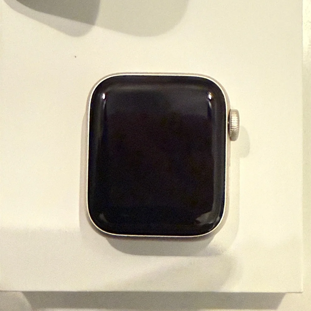 SE (2nd gen) 40mm (GPS) starlight Apple Smartwatch with Black and Silver Accents - Picture 1 of 5